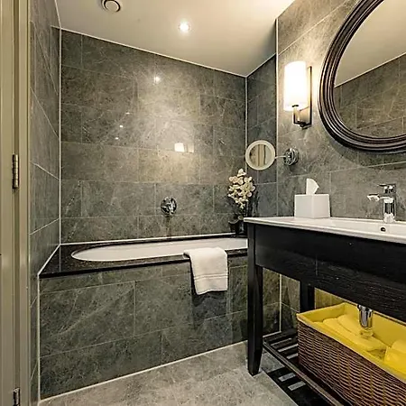 Dakota 5* Leeds (West Yorkshire)