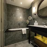 Dakota 5* Leeds (West Yorkshire)