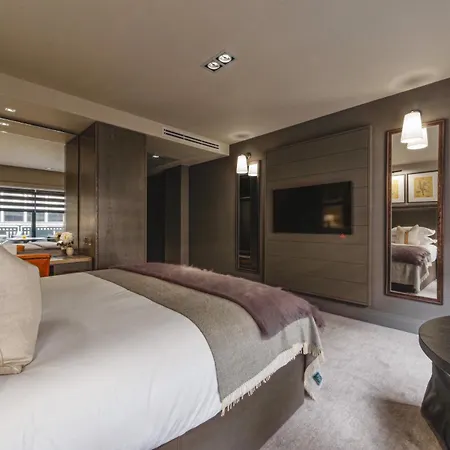 Dakota Leeds (West Yorkshire)