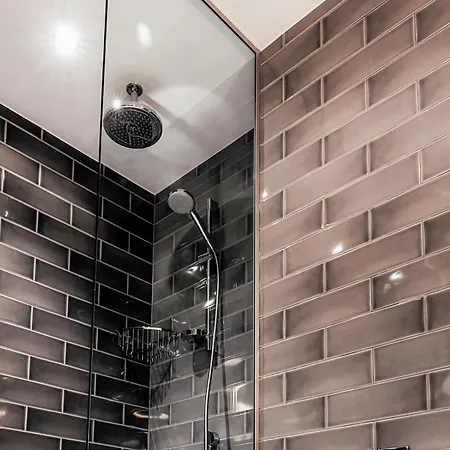 Dakota 5* Leeds (West Yorkshire)