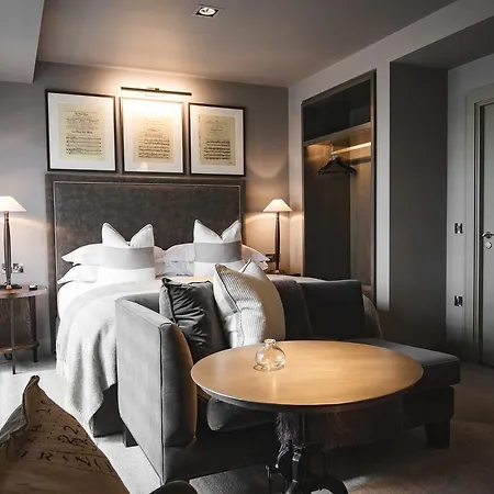 Dakota Leeds (West Yorkshire)