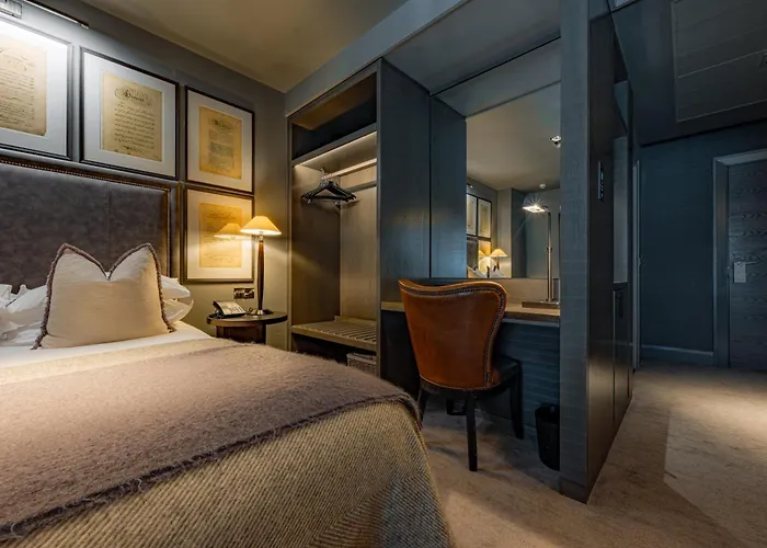 Dakota Leeds (West Yorkshire)